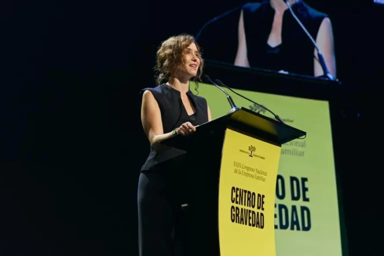 Ayuso anuncia una ley para reducir trabas administrativas