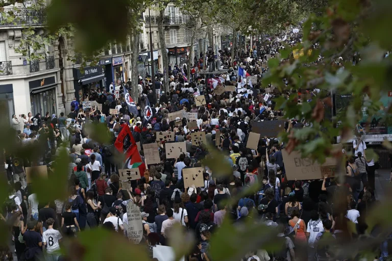 Francia sufre una crisis de deuda ante la presión del mercado