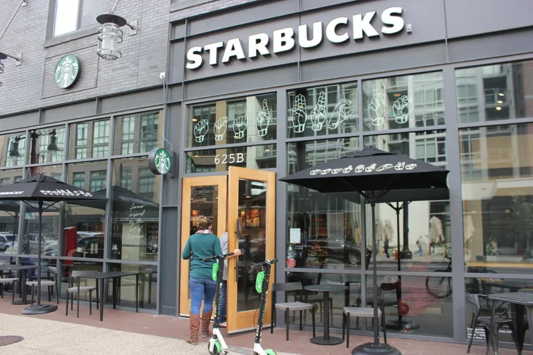 Starbucks estudia la adquisición de la cadena Chipotle