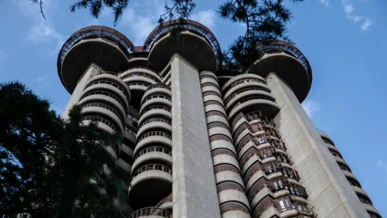 Arquitectura e interior del edificio Torres Blancas